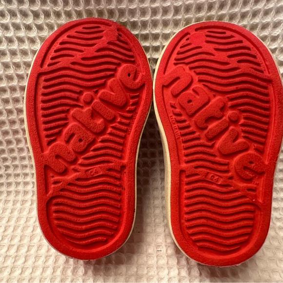 Native Kids Shoes Red Size 4 - Picture 2 of 3